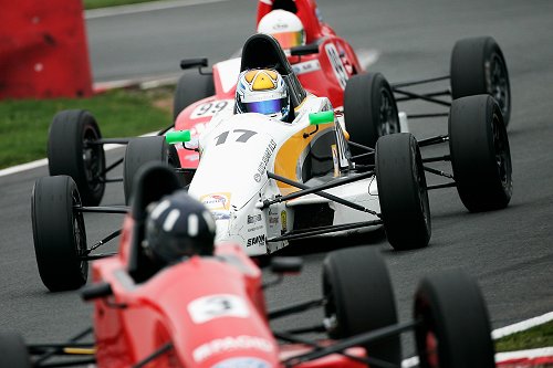 Liroy Stuart strijd mee tussen Britse Formule Ford-top